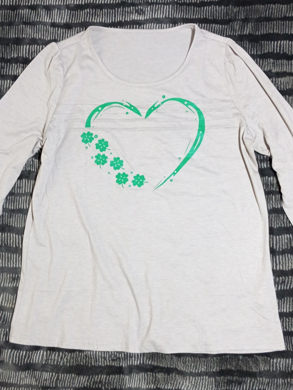 Grey 3/4 Sleeve Shirt Green Heart and Four Leaf Clover Women Sz M